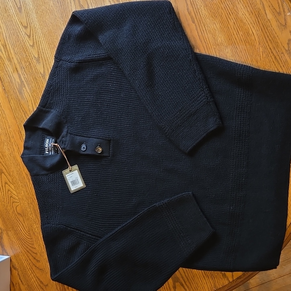Filson black Henley sweater 💚